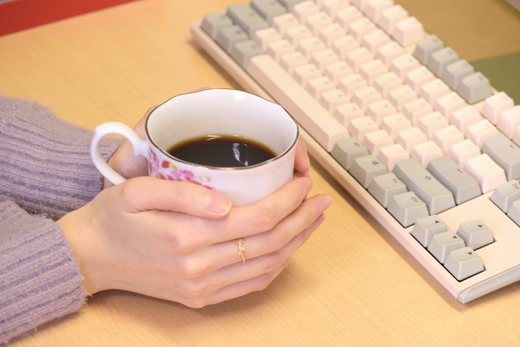 研究室で優雅なコーヒータイムを